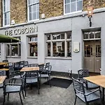 Chic Victorian Flat In Private Estate - Mile End!