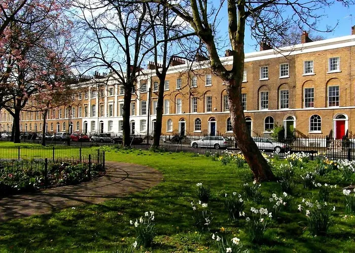 Chic Victorian Flat In Private Estate - Mile End!