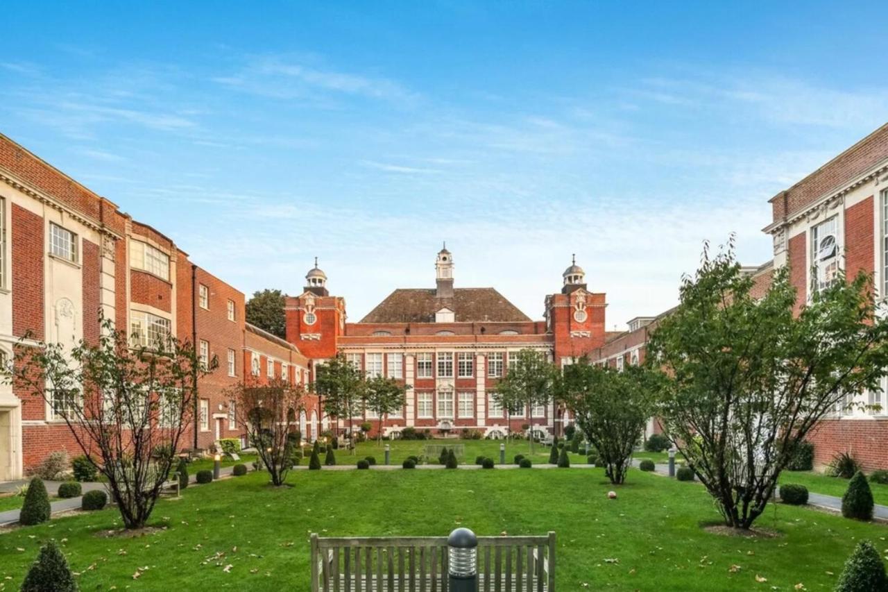 Chic Victorian Flat In Private Estate - Mile End! Appartamento Londra