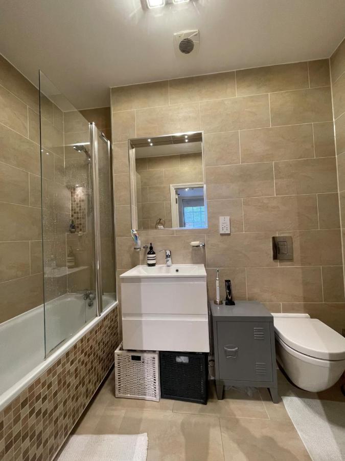 Chic Victorian Flat In Private Estate - Mile End! Appartamento