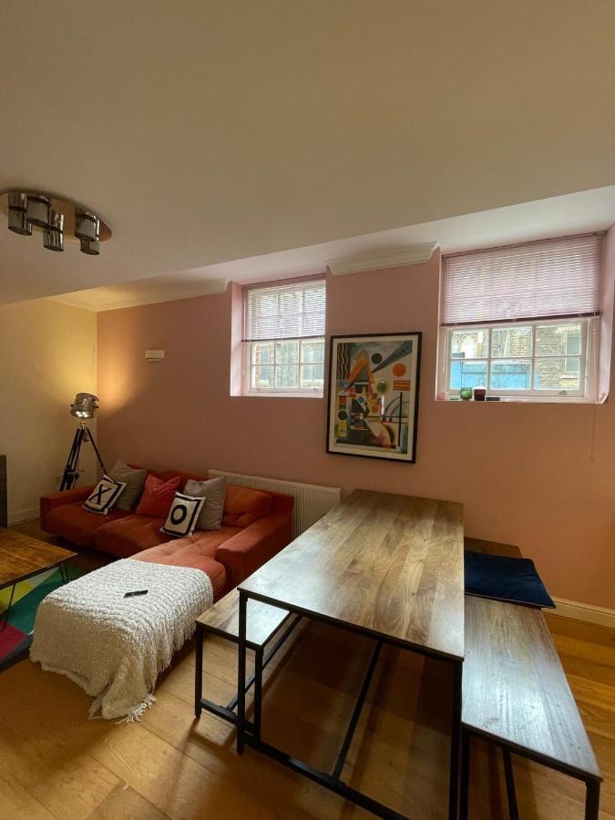 Chic Victorian Flat In Private Estate - Mile End! * Londra