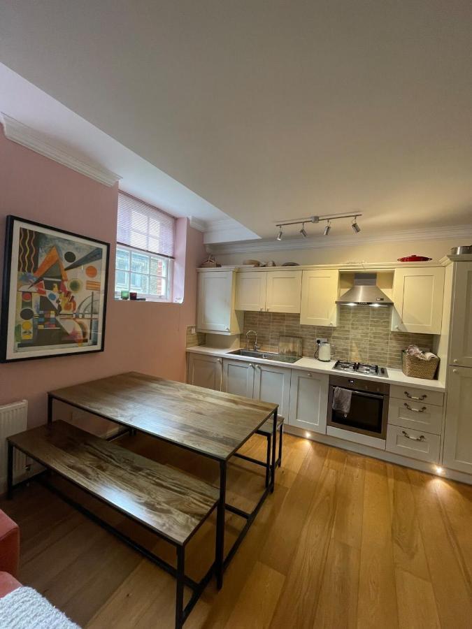 Chic Victorian Flat In Private Estate - Mile End! Londra