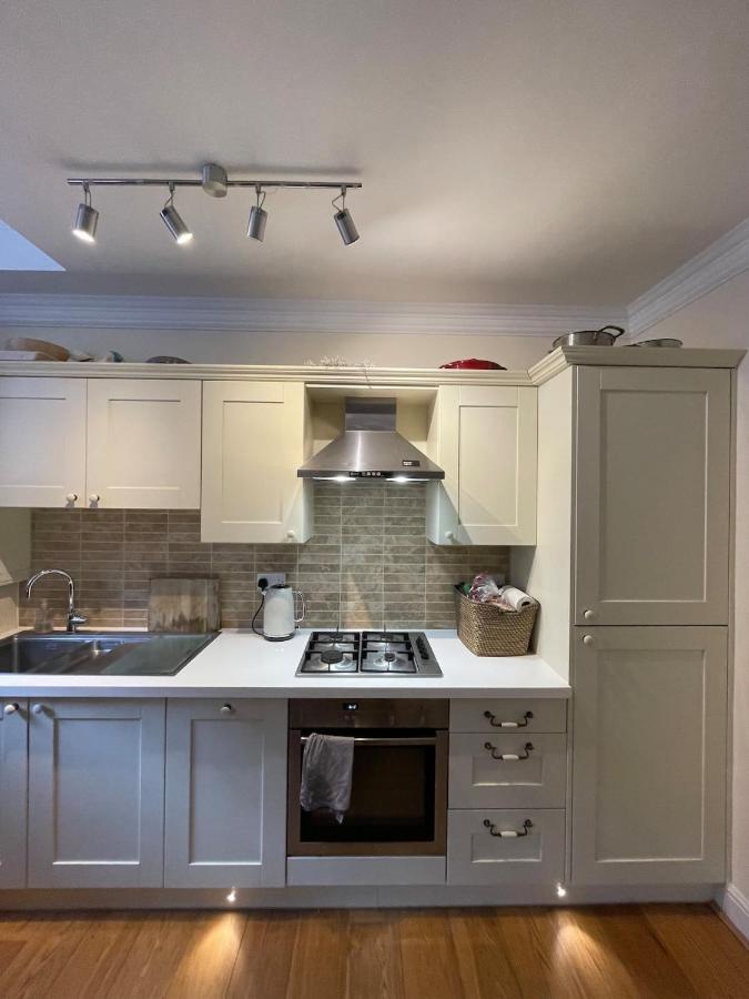 Chic Victorian Flat In Private Estate - Mile End!
