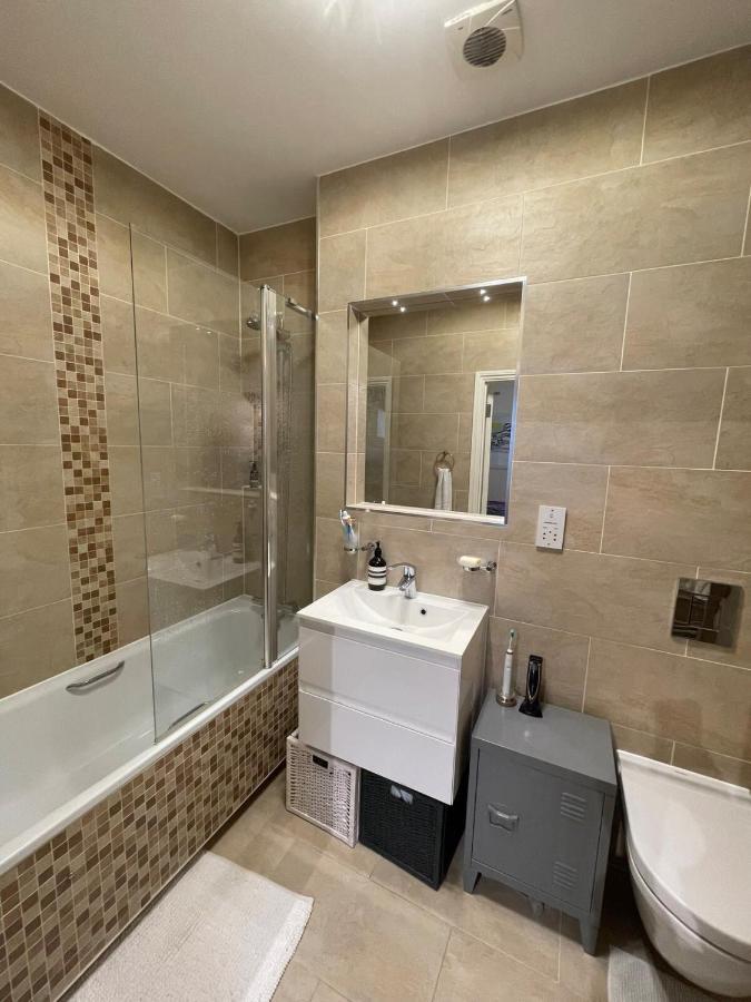 Chic Victorian Flat In Private Estate - Mile End! *