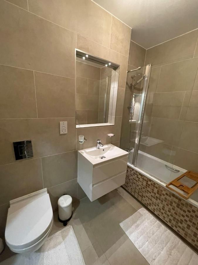 Chic Victorian Flat In Private Estate - Mile End! Londra