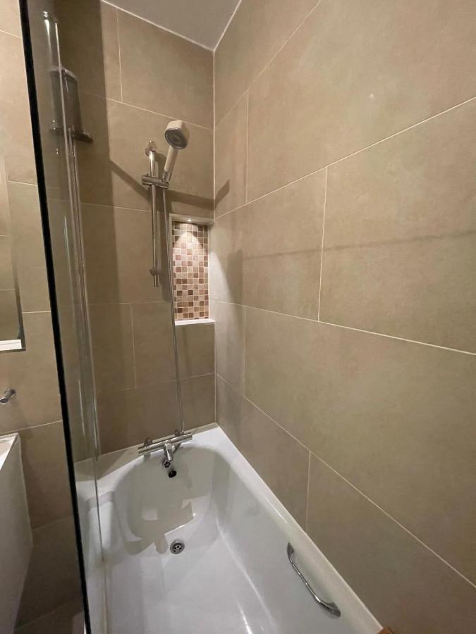 Chic Victorian Flat In Private Estate - Mile End! Londra