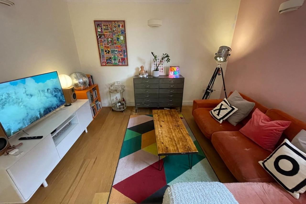 Chic Victorian Flat In Private Estate - Mile End! Appartamento *