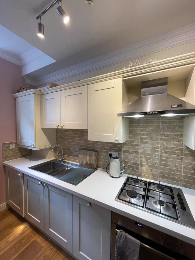 Chic Victorian Flat In Private Estate - Mile End! Appartamento