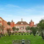 Chic Victorian Flat In Private Estate - Mile End!
