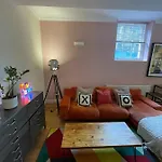 Chic Victorian Flat In Private Estate - Mile End!