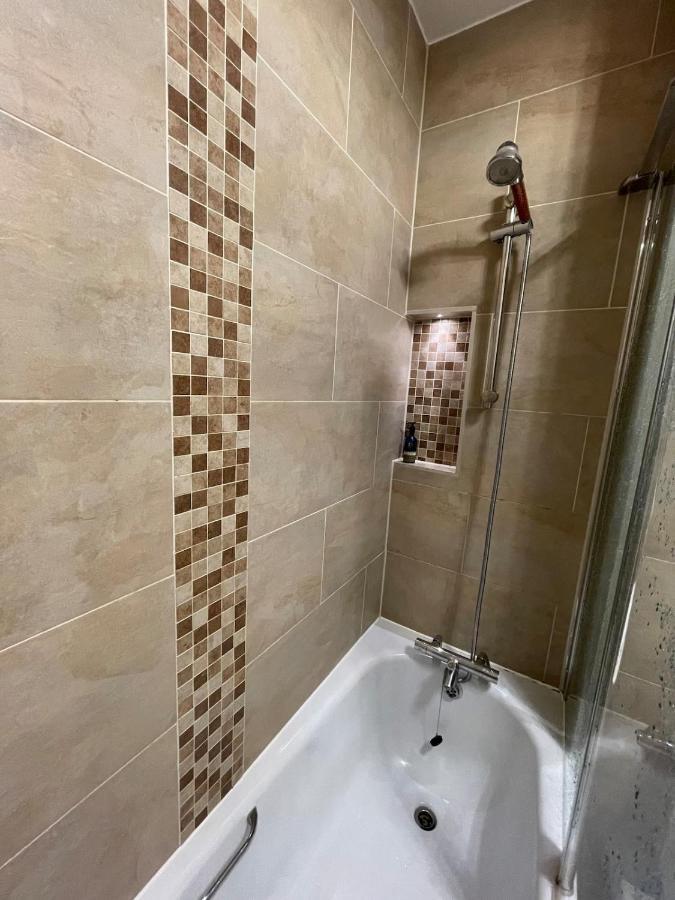 Chic Victorian Flat In Private Estate - Mile End! *