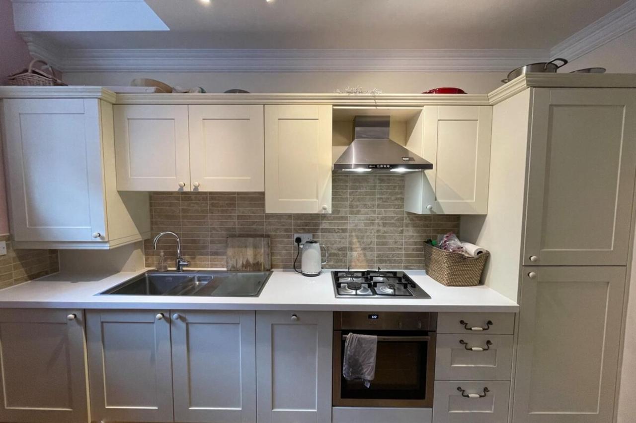 Chic Victorian Flat In Private Estate - Mile End!