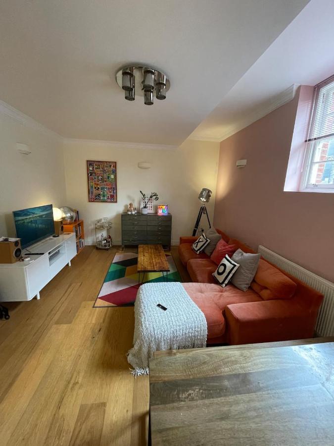 Apartament Chic Victorian Flat In Private Estate - Mile End! Londra
