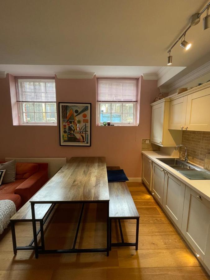 Apartament Chic Victorian Flat In Private Estate - Mile End! *